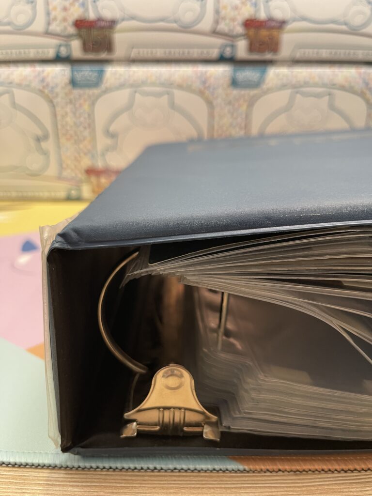 Detalle de un álbum de anillas para cartas Pokémon y sus peligros