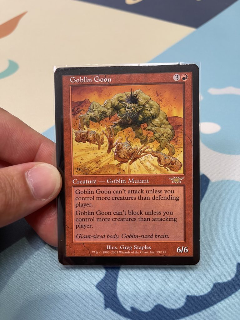 Carta Pokémon dentro de una funda perfect fit/ perfect size que copla perfectamente