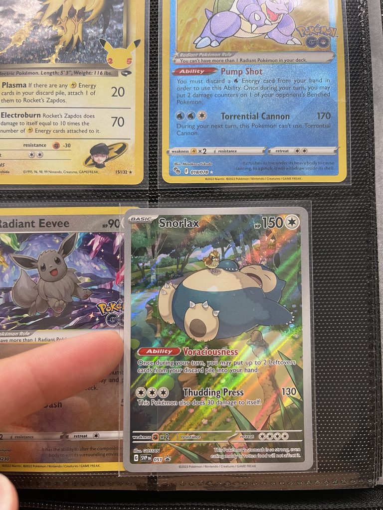 Funda Premium para cartas Pokémon dentro de un álbum de carga lateral
